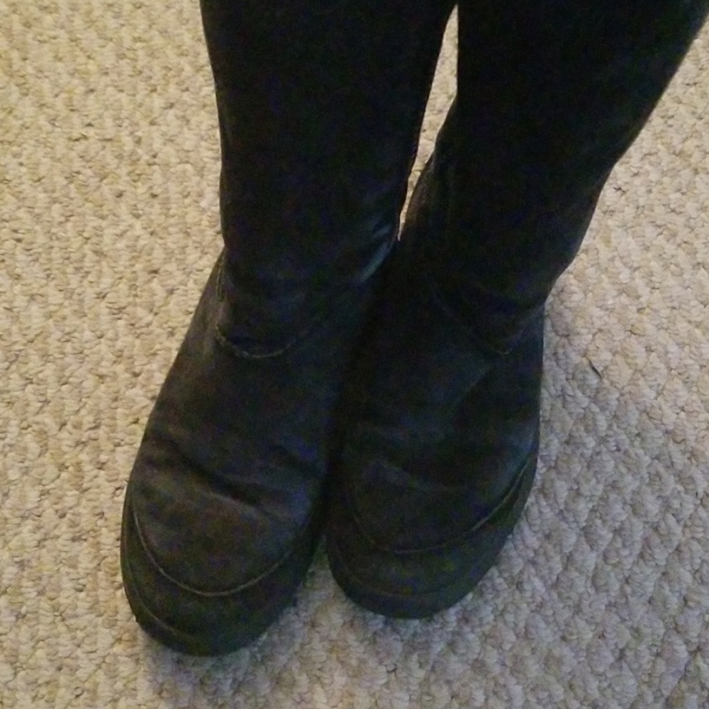 Uggs Super Durable - image 2